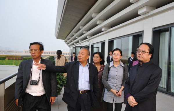 20111012 中国国家博物馆副馆长都海江（右一）陪同-（左二）参观国博建筑1.jpg