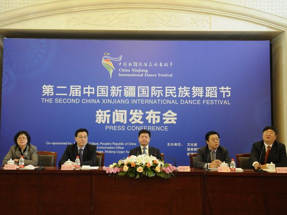  文化部于2011年5月5日10时举行新闻发布会，介绍第二届中国新疆国际民族舞蹈节有关情况，并答记者问。图为新闻发布会主席台。文化部政府门户网站 陈静 摄