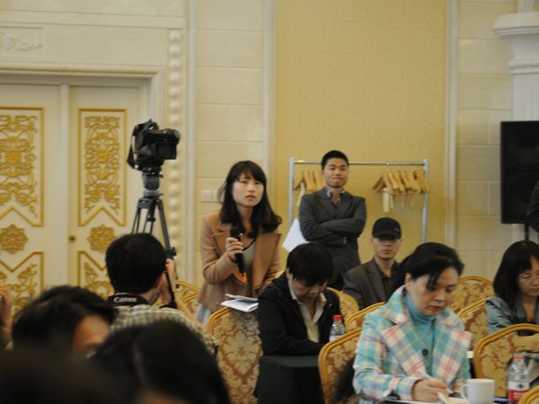  文化部于2011年5月5日10时举行新闻发布会，介绍第二届中国新疆国际民族舞蹈节有关情况，并答记者问。图为中国文化报记者提问。文化部政府门户网站 陈静 摄