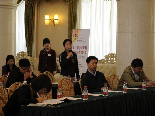    文化部于2011年5月5日10时举行新闻发布会，介绍第二届中国新疆国际民族舞蹈节有关情况，并答记者问。图为新疆日报记者提问。文化部政府门户网站 陈静 摄