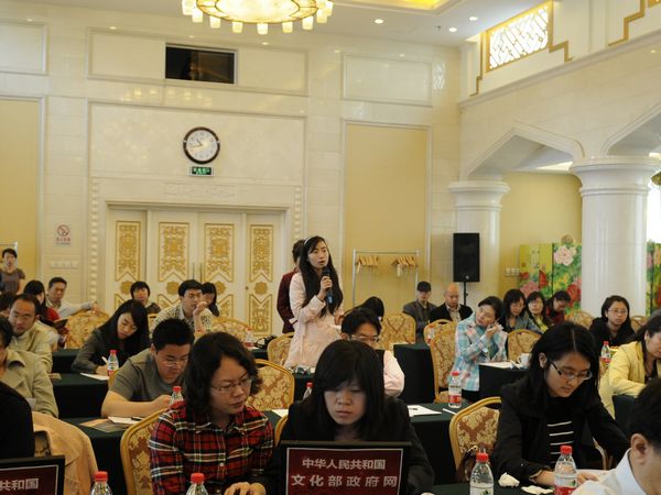    文化部于2011年5月5日10时举行新闻发布会，介绍第二届中国新疆国际民族舞蹈节有关情况，并答记者问。图为香港紫荆杂志社记者提问。文化部政府门户网站 陈静 摄