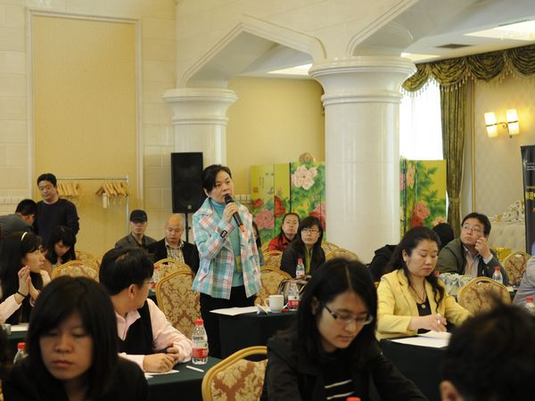  文化部于2011年5月5日10时举行新闻发布会，介绍第二届中国新疆国际民族舞蹈节有关情况，并答记者问。图为中国工商时报记者提问。文化部政府门户网站 陈静 摄