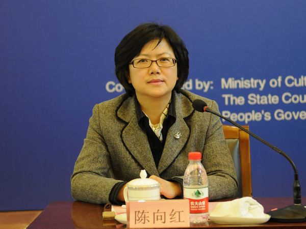  文化部于2011年5月5日10时举行新闻发布会，介绍第二届中国新疆国际民族舞蹈节有关情况，并答记者问。图为文化部新闻发言人、办公厅副巡视员陈向红。文化部政府门户网站 陈静 摄