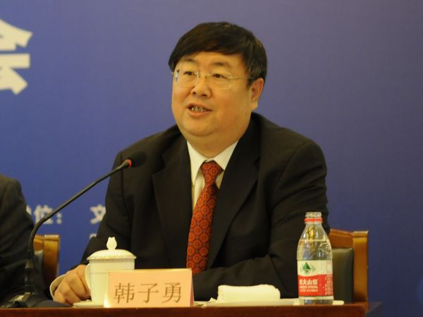  文化部于2011年5月5日10时举行新闻发布会，介绍第二届中国新疆国际民族舞蹈节有关情况，并答记者问。图为新疆维吾尔自治区文化厅党组书记、副厅长韩子勇。文化部政府门户网站 陈静 摄