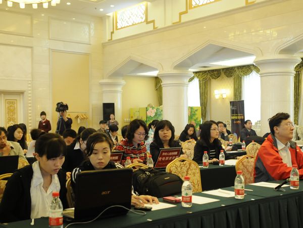  文化部于2011年5月5日10时举行新闻发布会，介绍第二届中国新疆国际民族舞蹈节有关情况，并答记者问。图为新闻发布会现场。文化部政府门户网站 陈静 摄