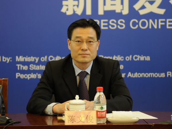  文化部于2011年5月5日10时举行新闻发布会，介绍第二届中国新疆国际民族舞蹈节有关情况，并答记者问。图为国务院新闻办公室一局副局长陈文俊。文化部政府门户网站 陈静 摄
