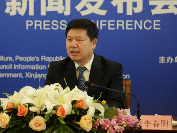  文化部于2011年5月5日10时举行新闻发布会，介绍第二届中国新疆国际民族舞蹈节有关情况，并答记者问。图为新疆维吾尔自治区人民政府副秘书长李春阳。文化部政府门户网站 陈静 摄