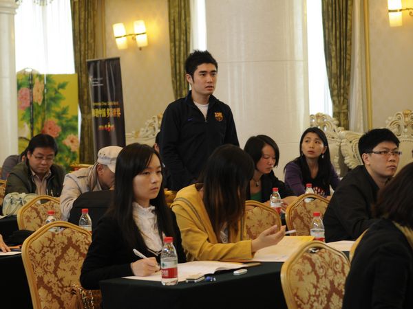    文化部于2011年5月5日10时举行新闻发布会，介绍第二届中国新疆国际民族舞蹈节有关情况，并答记者问。图为乌鲁木齐晚报记者提问。文化部政府门户网站 陈静 摄