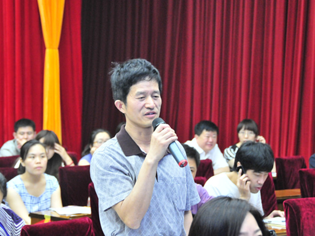  2012年7月5日上午10时，文化部举行&ldquo; 第三届中俄文化大集（黑龙江-阿穆尔）&middot;2012中国国际文化休闲周新闻发布会&rdquo;，介绍第三届中俄文化大集（黑龙江-阿穆尔）及2012中国国际文化休闲周有关情况，并回答记者提问。图为中国网记者提问。文化部政府门户网站记者全悦 摄。