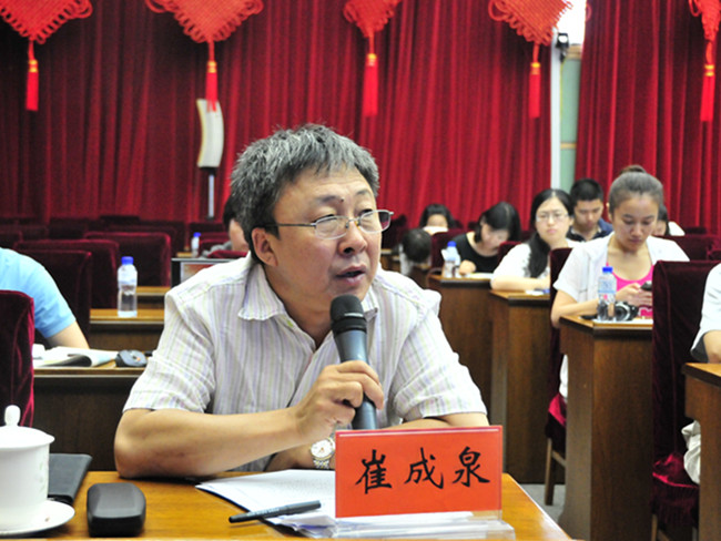  2012年7月5日上午10时，文化部举行&ldquo; 第三届中俄文化大集（黑龙江-阿穆尔）&middot;2012中国国际文化休闲周新闻发布会&rdquo;，介绍第三届中俄文化大集（黑龙江-阿穆尔）及2012中国国际文化休闲周有关情况，并回答记者提问。图为中国文化传媒集团国家文化市场调查评估中心主任、中国文化报编委崔成泉。文化部政府门户网站记者全悦 摄。