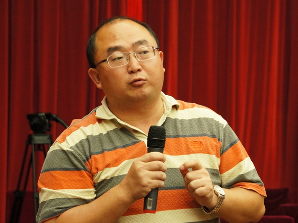    2013年8月21日上午10时30分，文化部举行新闻发布会介绍第一届中国国际马戏节有关情况。图为人民网记者提问。文化部政府门户网站记者杨倩 摄。