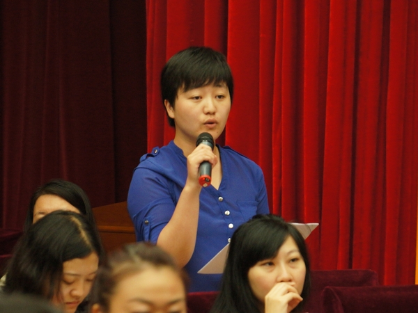    2013年8月21日上午10时30分，文化部举行新闻发布会介绍第一届中国国际马戏节有关情况。图为香港文汇报记者提问。文化部政府门户网站记者杨倩 摄。