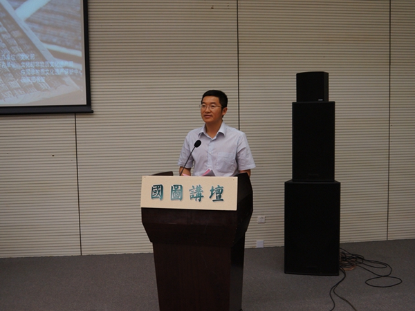 2014年6月14日下午2点，由文化部主办，文化部非物质文化遗产司和中国非物质文化遗产保护中心、国家图书馆联合承办的&ldquo;中国非物质文化遗产保护讲座月&rdquo;第一讲开讲。图为国家图书馆副馆长兼国家典籍博物馆常务副馆长 李虹霖 。 文化部政府门户网站记者张林林 摄。