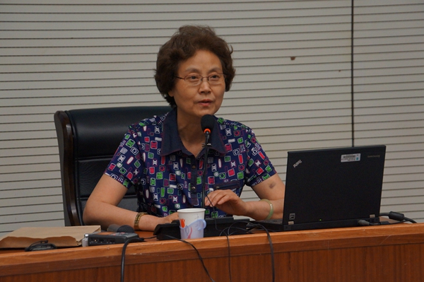 2014年6月14日下午2点，由文化部主办，文化部非物质文化遗产司和中国非物质文化遗产保护中心、国家图书馆联合承办的&ldquo;中国非物质文化遗产保护讲座月&rdquo;第一讲开讲。图为四川省川剧艺术研究院院长杜建华。文化部政府门户网站记者 张林林 摄。