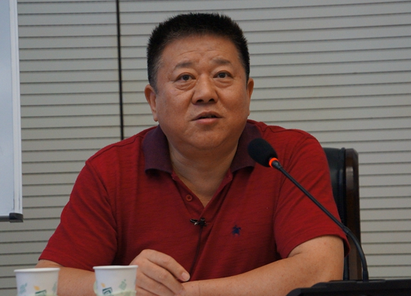 2014年7月13日上午9点30分，由文化部主办，文化部非物质文化遗产司和中国非物质文化遗产保护中心、国家图书馆联合承办的&ldquo;中国非物质文化遗产保护讲座月&rdquo;第八讲开讲。图为《北京晚报》记者、广角专版主持人、北京餐饮协会文化顾问刘一达。文化部政府门户网站记者张林林 摄。