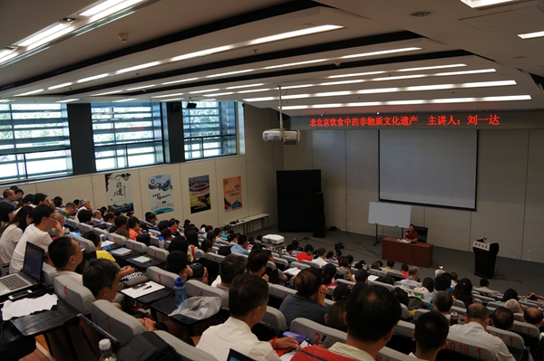 2014年7月13日上午9点30分，由文化部主办，文化部非物质文化遗产司和中国非物质文化遗产保护中心、国家图书馆联合承办的&ldquo;中国非物质文化遗产保护讲座月&rdquo;第八讲开讲。图为刘一达。文化部政府门户网站记者张林林 摄。