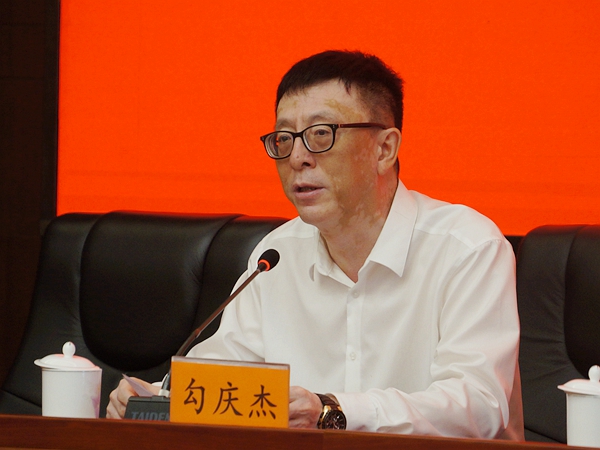 2018年7月31日上午10:00,文化和旅游部召开新闻发布会介绍第34届中国·哈尔滨之夏音乐会、第十三届全国声乐展演暨全国优秀音乐剧展演的相关情况。图为哈尔滨市广播电视台台长、主持人勾庆杰。文化和旅游部政府门户网站记者杨倩 摄。
