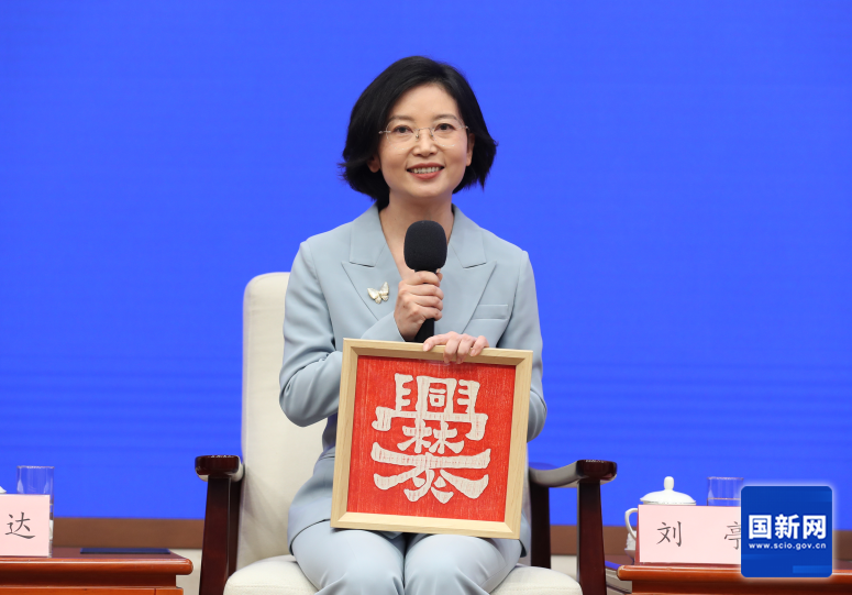   国务院新闻办公室于2026年6月16日（星期二）下午3时举行“新征程上的奋斗者”中外记者见面会，请文化和旅游领域代表围绕“绽放文旅光彩 相伴美好生活”与中外记者见面交流。图为云南省曲靖市陆良县图书馆馆长刘亭。徐想 摄