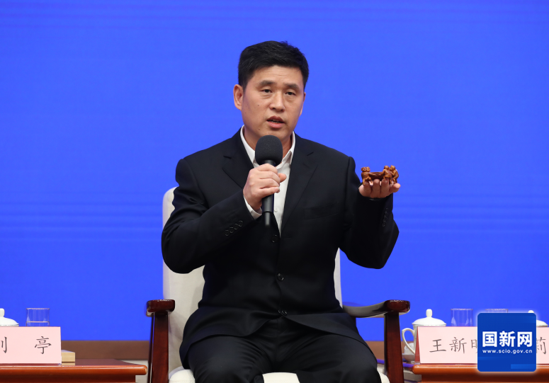   国务院新闻办公室于2026年6月16日（星期二）下午3时举行“新征程上的奋斗者”中外记者见面会，请文化和旅游领域代表围绕“绽放文旅光彩 相伴美好生活”与中外记者见面交流。图为竹刻（仙游竹雕）福建省级非物质文化遗产代表性传承人王新明。徐想 摄