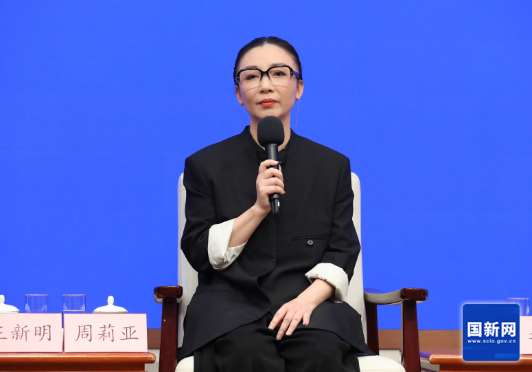   国务院新闻办公室于2026年6月16日（星期二）下午3时举行“新征程上的奋斗者”中外记者见面会，请文化和旅游领域代表围绕“绽放文旅光彩 相伴美好生活”与中外记者见面交流。图为中国东方演艺集团有限公司一级编导周莉亚。徐想 摄