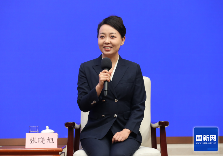 国务院新闻办公室于2026年6月16日（星期二）下午3时举行“新征程上的奋斗者”中外记者见面会，请文化和旅游领域代表围绕“绽放文旅光彩 相伴美好生活”与中外记者见面交流。图为山西荣时旅行社有限公司导游张晓旭。徐想 摄