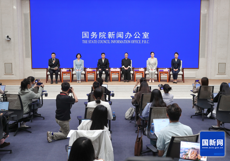  国务院新闻办公室于2026年6月16日（星期二）下午3时举行“新征程上的奋斗者”中外记者见面会，请文化和旅游领域代表围绕“绽放文旅光彩 相伴美好生活”与中外记者见面交流。图为中外记者见面会现场。刘健 摄