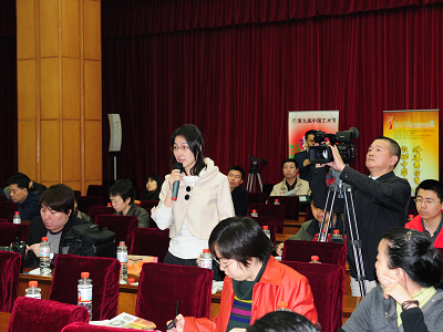 文化部于2010年4月20日上午10时举行新闻发布会，介绍第九届中国艺术节有关情况，并答记者问。图为广州电视台记者在发布会现场提问。文化部政府门户网站殷平 摄