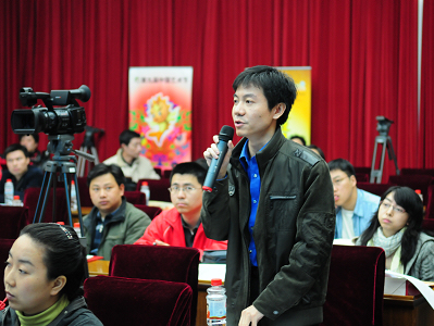  文化部于2010年4月20日上午10时举行新闻发布会，介绍第九届中国艺术节有关情况，并答记者问。图为中国文化报记者在发布会现场提问。文化部政府门户网站殷平 摄