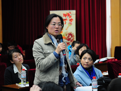  文化部于2010年4月20日上午10时举行新闻发布会，介绍第九届中国艺术节有关情况，并答记者问。图为中国网记者在发布会现场提问。文化部政府门户网站殷平 摄