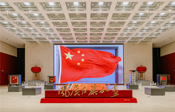 风展红旗如画——馆藏红色经典文物展.jpg