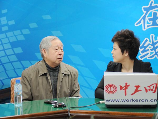  2011年1月7日，文化部社会文化司副司长李宏，文化部政策法规司原司长、著名文艺评论家康式昭，中国社会科学院文学研究所研究员、戏剧评论家刘平,接受文化部政府门户网站专访， 就“我们的节日”——群星奖优秀节目2011年春节慰问外来务工者文艺晚会有关情况与网友在线交流。图为文化部政策法规司原司长、著名文艺评论家康式昭回答主持人提问。文化部政府门户网站 陈静 摄。