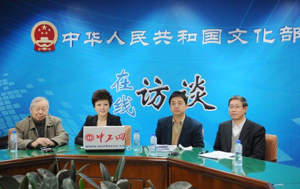  2011年1月7日，文化部社会文化司副司长李宏，文化部政策法规司原司长、著名文艺评论家康式昭，中国社会科学院文学研究所研究员、戏剧评论家刘平,接受文化部政府门户网站专访， 就“我们的节日”——群星奖优秀节目2011年春节慰问外来务工者文艺晚会有关情况与网友在线交流。图为访谈现场。文化部政府门户网站 陈静 摄。