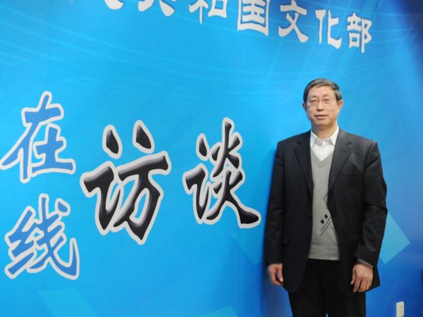 2011年1月7日，文化部社会文化司副司长李宏，文化部政策法规司原司长、著名文艺评论家康式昭，中国社会科学院文学研究所研究员、戏剧评论家刘平,接受文化部政府门户网站专访， 就“我们的节日”——群星奖优秀节目2011年春节慰问外来务工者文艺晚会有关情况与网友在线交流。图为中国社会科学院文学研究所研究员、戏剧评论家刘平访谈现场留影。文化部政府门户网站 陈静 摄。