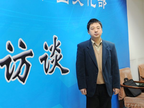 2011年1月7日，文化部社会文化司副司长李宏，文化部政策法规司原司长、著名文艺评论家康式昭，中国社会科学院文学研究所研究员、戏剧评论家刘平,接受文化部政府门户网站专访， 就“我们的节日”——群星奖优秀节目2011年春节慰问外来务工者文艺晚会有关情况与网友在线交流。图为文化部社会文化司副司长李宏访谈现场留影。文化部政府门户网站 陈静 摄。
