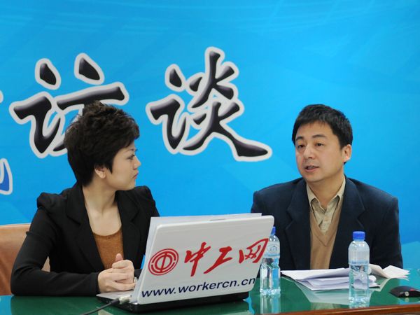  2011年1月7日，文化部社会文化司副司长李宏，文化部政策法规司原司长、著名文艺评论家康式昭，中国社会科学院文学研究所研究员、戏剧评论家刘平,接受文化部政府门户网站专访， 就“我们的节日”——群星奖优秀节目2011年春节慰问外来务工者文艺晚会有关情况与网友在线交流。图为文化部社会文化司副司长李宏回答主持人提问。文化部政府门户网站 陈静 摄。