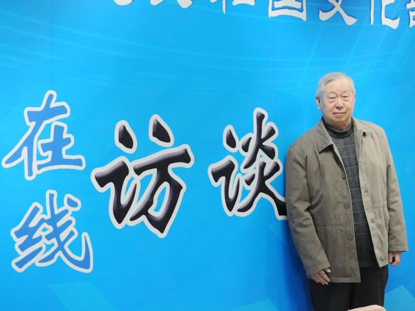  2011年1月7日，文化部社会文化司副司长李宏，文化部政策法规司原司长、著名文艺评论家康式昭，中国社会科学院文学研究所研究员、戏剧评论家刘平,接受文化部政府门户网站专访， 就“我们的节日”——群星奖优秀节目2011年春节慰问外来务工者文艺晚会有关情况与网友在线交流。图为文化部政策法规司原司长、著名文艺评论家康式昭访谈现场留影。文化部政府门户网站 陈静 摄。