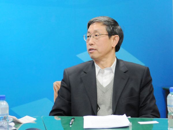  2011年1月7日，文化部社会文化司副司长李宏，文化部政策法规司原司长、著名文艺评论家康式昭，中国社会科学院文学研究所研究员、戏剧评论家刘平,接受文化部政府门户网站专访， 就“我们的节日”——群星奖优秀节目2011年春节慰问外来务工者文艺晚会有关情况与网友在线交流。图为中国社会科学院文学研究所研究员、戏剧评论家刘平回答主持人提问。文化部政府门户网站 陈静 摄。
