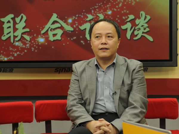  2011年10月20日上午10：30，文化部社会文化司巡视员刘小琴，国家图书馆副馆长、中国图书馆学会副理事长陈力，北京大学信息管理系教授、博士生导师李国新，接受文化部政府门户网站与新浪网联合专访， 就2011年中国图书馆年会暨中国图书馆学会年会有关情况与网友在线交流。图为国家图书馆副馆长、中国图书馆学会副理事长陈力回答主持人提问。文化部政府门户网站杨倩 摄。