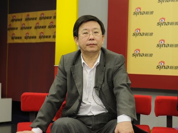  2011年10月20日上午10：30，文化部社会文化司巡视员刘小琴，国家图书馆副馆长、中国图书馆学会副理事长陈力，北京大学信息管理系教授、博士生导师李国新，接受文化部政府门户网站与新浪网联合专访， 就2011年中国图书馆年会暨中国图书馆学会年会有关情况与网友在线交流。图为北京大学信息管理系教授、博士生导师李国新回答主持人提问。文化部政府门户网站杨倩 摄。