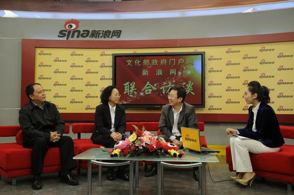  2011年10月20日上午10：30，文化部社会文化司巡视员刘小琴，国家图书馆副馆长、中国图书馆学会副理事长陈力，北京大学信息管理系教授、博士生导师李国新，接受文化部政府门户网站与新浪网联合专访， 就2011年中国图书馆年会暨中国图书馆学会年会有关情况与网友在线交流。图为访谈现场。文化部政府门户网站杨倩 摄。