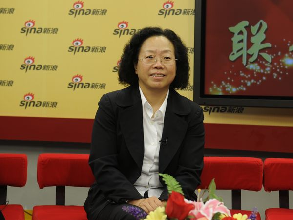  2011年10月20日上午10：30，文化部社会文化司巡视员刘小琴，国家图书馆副馆长、中国图书馆学会副理事长陈力，北京大学信息管理系教授、博士生导师李国新，接受文化部政府门户网站与新浪网联合专访， 就2011年中国图书馆年会暨中国图书馆学会年会有关情况与网友在线交流。图为文化部社会文化司巡视员刘小琴回答主持人提问。文化部政府门户网站杨倩 摄。