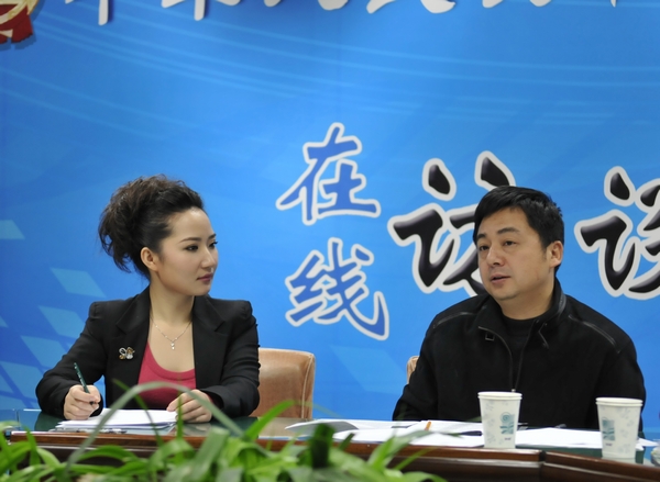  12月5日，社文司副司长李宏，北京市文化局副局长王珠，国家公共文化服务体系建设专家委员会委员、上海社会科学院文学研究所研究员巫志南，新疆维吾尔自治区文化厅副厅长徐锐军，接受文化部政府门户网站专访，就“春雨工程”——全国文化志愿者边疆行有关情况与网友在线交流。图为文化部社会文化司副司长李宏回答主持人提问。文化部政府门户网站杨倩摄。