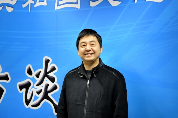  12月5日，社文司副司长李宏，北京市文化局副局长王珠，国家公共文化服务体系建设专家委员会委员、上海社会科学院文学研究所研究员巫志南，新疆维吾尔自治区文化厅副厅长徐锐军，接受文化部政府门户网站专访，就“春雨工程”——全国文化志愿者边疆行有关情况与网友在线交流。图为文化部社会文化司副司长李宏访谈现场留影。文化部政府门户网站杨倩 摄。