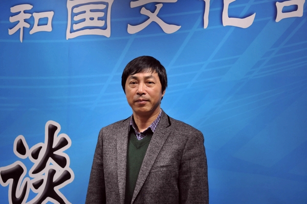  12月5日，社文司副司长李宏，北京市文化局副局长王珠，国家公共文化服务体系建设专家委员会委员、上海社会科学院文学研究所研究员巫志南，新疆维吾尔自治区文化厅副厅长徐锐军，接受文化部政府门户网站专访，就“春雨工程”——全国文化志愿者边疆行有关情况与网友在线交流。图为国家公共文化服务体系建设专家委员会委员、上海社会科学院文学研究所研究员巫志南访谈现场留影。文化部政府门户网站杨倩 摄。