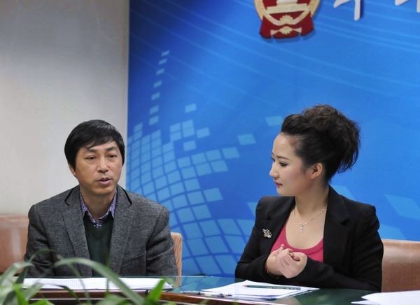  12月5日，社文司副司长李宏，北京市文化局副局长王珠，国家公共文化服务体系建设专家委员会委员、上海社会科学院文学研究所研究员巫志南，新疆维吾尔自治区文化厅副厅长徐锐军，接受文化部政府门户网站专访，就“春雨工程”——全国文化志愿者边疆行有关情况与网友在线交流。图为访谈现场。文化部政府门户网站杨倩 摄。