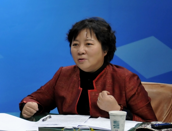  12月5日，社文司副司长李宏，北京市文化局副局长王珠，国家公共文化服务体系建设专家委员会委员、上海社会科学院文学研究所研究员巫志南，新疆维吾尔自治区文化厅副厅长徐锐军，接受文化部政府门户网站专访，就“春雨工程”——全国文化志愿者边疆行有关情况与网友在线交流。图为北京市文化局副局长王珠回答主持人提问。文化部政府门户网站杨倩 摄。