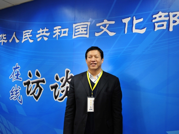  2012年2月10日下午14时30分，文化部非物质文化遗产司副司长马盛德，中国艺术研究院研究员邱春林，国家级非物质文化遗产项目代表性传承人郭俊陆，接受文化部政府门户网站专访，就“中国非物质文化遗产生产性保护成果大展”有关情况与网友在线交流。图为国家级非物质文化遗产项目代表性传承人郭俊陆现场留影。文化部政府门户网站记者杨倩 摄。