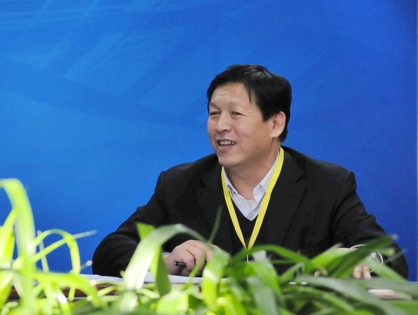  2012年2月10日下午14时30分，文化部非物质文化遗产司副司长马盛德，中国艺术研究院研究员邱春林，国家级非物质文化遗产项目代表性传承人郭俊陆，接受文化部政府门户网站专访，就“中国非物质文化遗产生产性保护成果大展”有关情况与网友在线交流。图为国家级非物质文化遗产项目代表性传承人郭俊陆。文化部政府门户网站记者杨倩 摄。