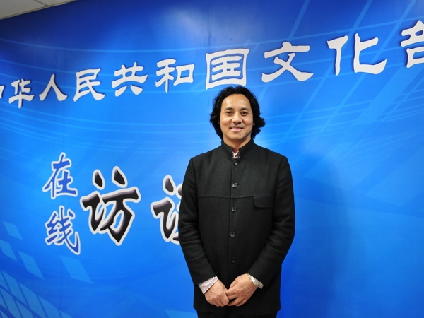  2012年2月10日下午14时30分，文化部非物质文化遗产司副司长马盛德，中国艺术研究院研究员邱春林，国家级非物质文化遗产项目代表性传承人郭俊陆，接受文化部政府门户网站专访，就“中国非物质文化遗产生产性保护成果大展”有关情况与网友在线交流。图为文化部非物质文化遗产司副司长马盛德现场留影。文化部政府门户网站记者杨倩 摄。
