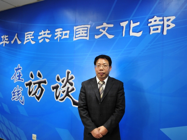  2012年2月10日下午14时30分，文化部非物质文化遗产司副司长马盛德，中国艺术研究院研究员邱春林，国家级非物质文化遗产项目代表性传承人郭俊陆，接受文化部政府门户网站专访，就“中国非物质文化遗产生产性保护成果大展”有关情况与网友在线交流。图为中国艺术研究院研究员邱春林现场留影。文化部政府门户网站记者杨倩 摄。